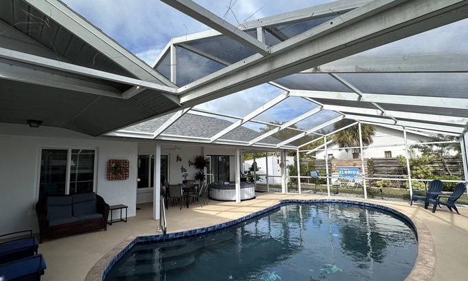 Palma Sola House | Duke & Sugars 🍍 Family Friendly ☀️ Retro Florida Vibes ,3 br ,2 bath, pool home .