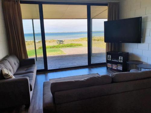 Melville House | Dun Workin - Absolute Beachfront