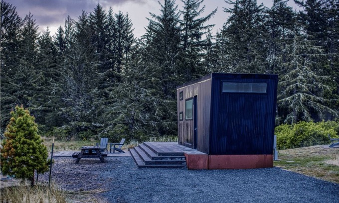Coos Bay Cabin | Dune Cabin - The Dune Cabin is well-appointed and uniquely designed and comfortably sleeps 6 guests. Private bedroom with queen bed, open loft with twin beds, and dinette that converts to a full size bed
