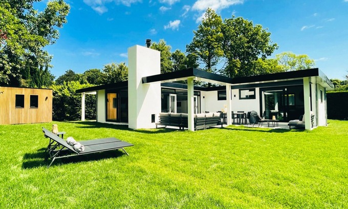Ouddorp Villa | Dune villa in Ouddorp at the sea for 8 pers. with hottub and trampoline.
