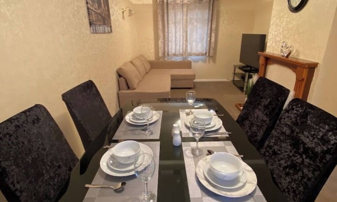 Dunfermline House | Dunfermline, 2 bedroom home with on-street parkingnn
