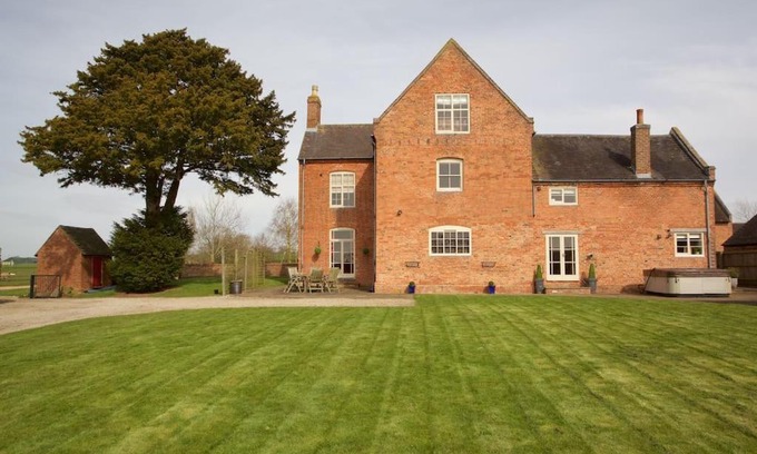 Tamworth House | Dunnimere Farm stay with Hot Tub - up to 20