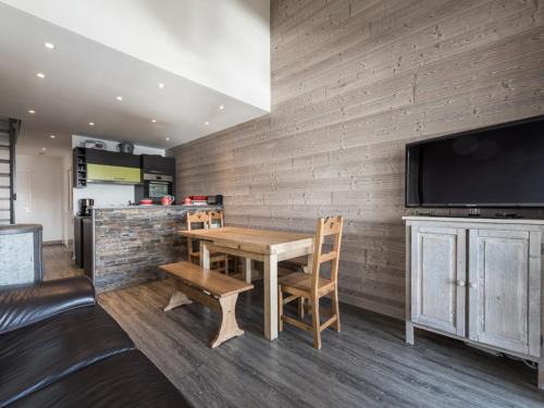 Le Lavachet Apartment | Duplex rénové, skis aux pieds, balcon, proche commerces, 8 pers, animaux acceptés - FR-1-502-466