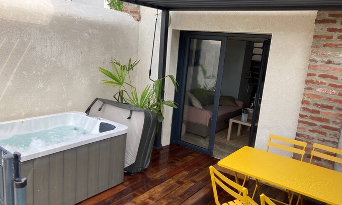 Tarbes Apartment | Duplex with bioclimatic pergola jacuzzi in town