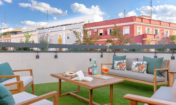 Ciudad Jardin Apartment | Duplex with gym, swimming pool and garage in Ciudad Jardín