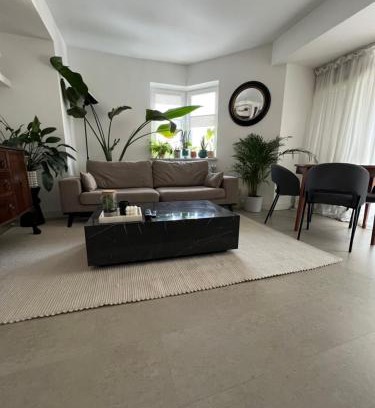 Wawer Apartment | Dwupoziomowe mieszkanie z ogródkiem