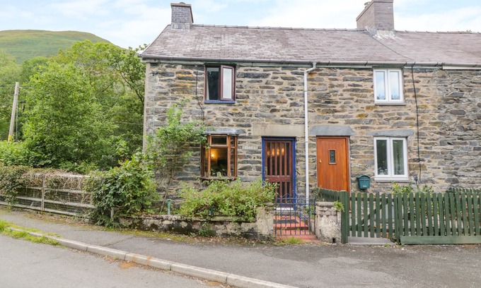 Mawddwy Cottage | DYFI COTTAGE, pet friendly, character holiday cottage in Dolgellau
