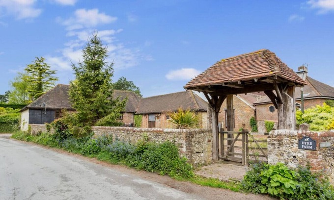 Clayton House | Dyke Farm Barn - Rural I Quiet I Pet Friendly