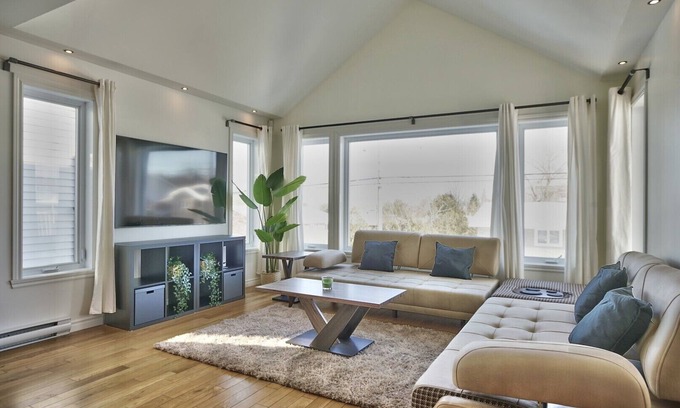 Sherbrooke House | Dynamite 2-Bedroom House WiFi Garage Sleeps 6