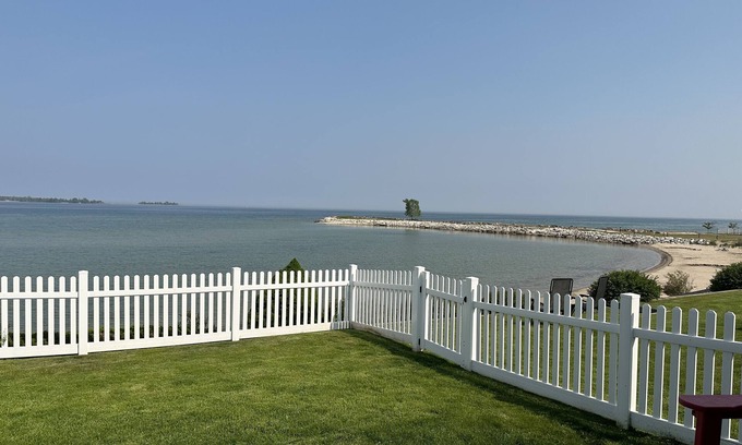 Baileys Harbor Apartment | E&K Harbor Inn 1 bedroom Suite on lake Michigan in downtown Baileys Harbor