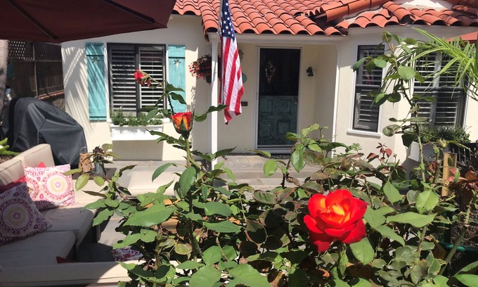 South Mission Beach Cottage | "E'toile de Mer" - Quiet/Private - Steps To Beach - LARGE 2 Car Garage and Patio
