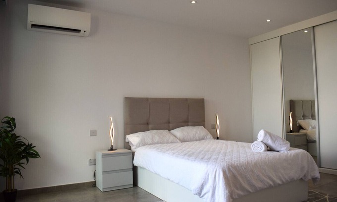 Gibraltar Apartment | E1 Gem: Modern Studio Retreat