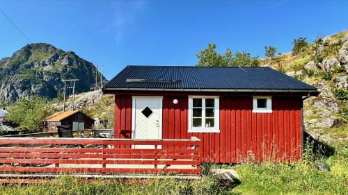 Sørvagen Ski Chalet | Eagle bay - Waterfront Rorbu C