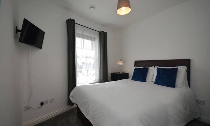 Tobermory Apartment | Eagle Ensuite Room located on Tobermory High Street