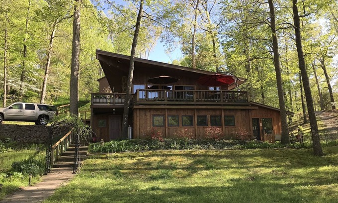 Goreville House | Eagle Point Hideout is a 2300 sqft 4 bedroom Cedar home with picturesque views.