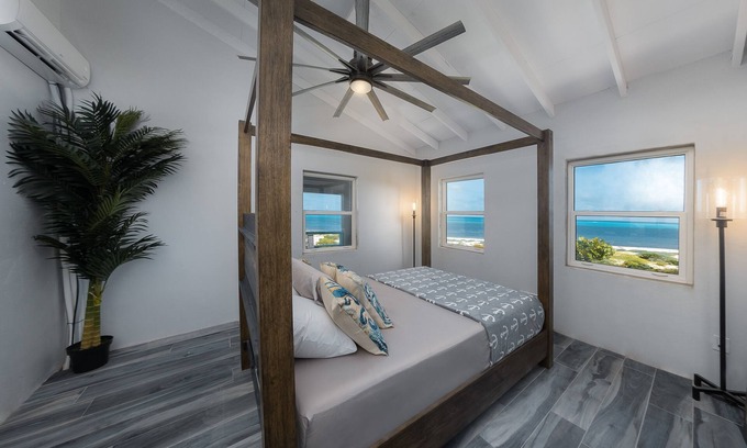 Cockburn Town Apartment | Eagle's Nest Loft @ The Lookout - Beachfront w/AC