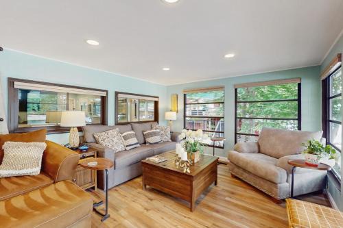 Gloversville House | Eagle's Nest