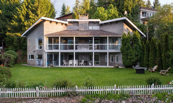Blind Bay House | Eagles Bliss, nested in the surrounding beauty of the bay and mountain views.