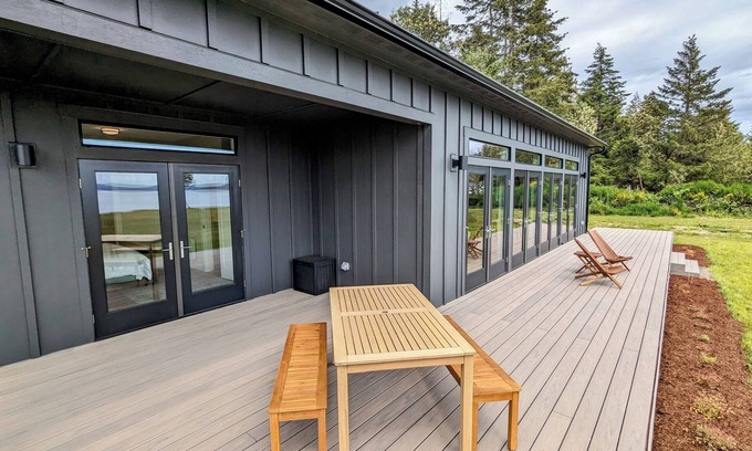 Brinnon House | Eagle’s Bluff on Hood Canal features panoramic views of the Hood Canal.