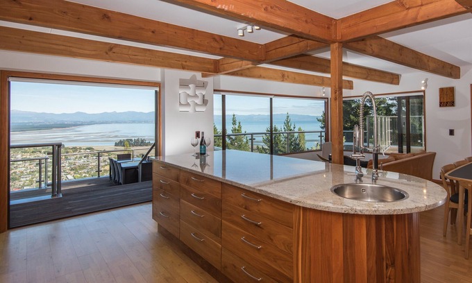 Britannia Heights House | Eagles Nest Nelson - Nelson Holiday House