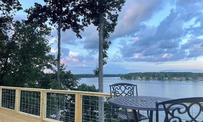 Rogersville House | EagleTree - Couples Unique Destination w Hot Tub & Private Dock on Wheeler Lake
