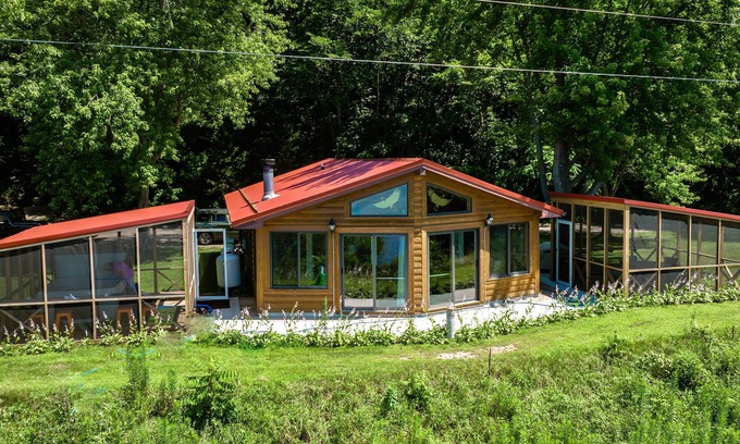 Ferryville Cabin | Eagleview Nest cabin. Spectacular Mississippi river view! Year 'round HOT TUB!