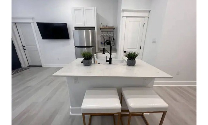 Greater East End House | East Downtown Pied-à-terre Unit #1