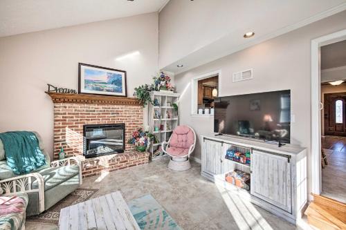East Earl House | East Earl Retreat with Hot Tub Less Than 4 Mi to Town!