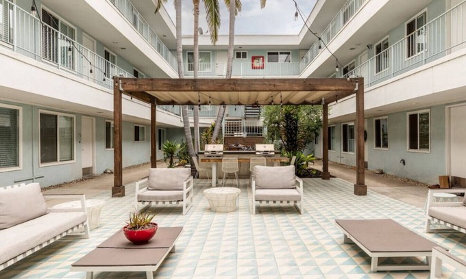 Alamitos Beach Apartment | East Village Arts District, King Suite w/Sofa Bed