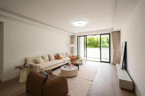 Changning Apartment | Eastern Hub - Zhongshan Park Branch Kaixin Haoyuan Subway 100 meters away bustling commercial area