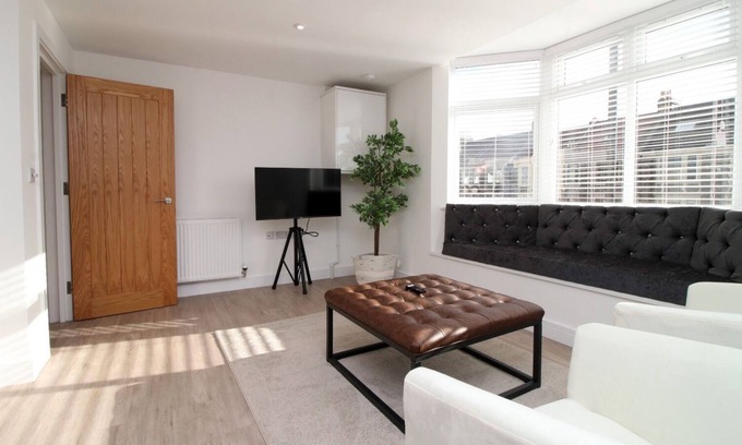Hanham Apartment | Eastgate Way 3 by Tŷ SA