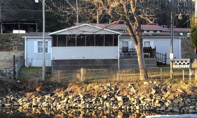 Iuka House | Eastport Cabin 3 - Pickwick Lake - Marina Views