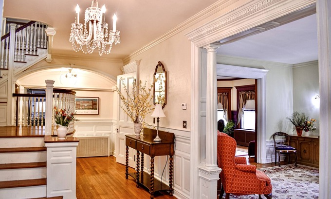 Pawtucket House | Easy access elegance! Minutes to Providence, Colleges and history.
