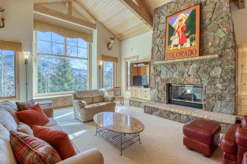 Three Peaks House | Easy Bend Elegance