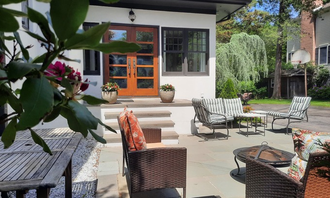 White Plains House | Easy train ride to Grand Central NYC - traditional tudor in gorgeous location