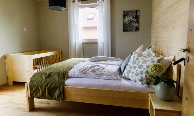 Aue Apartment | Ebenerdige 86qm-große Ferienwohnung mit großer Terrasse, gut geeignet für Allergiker, schöne Aussicht