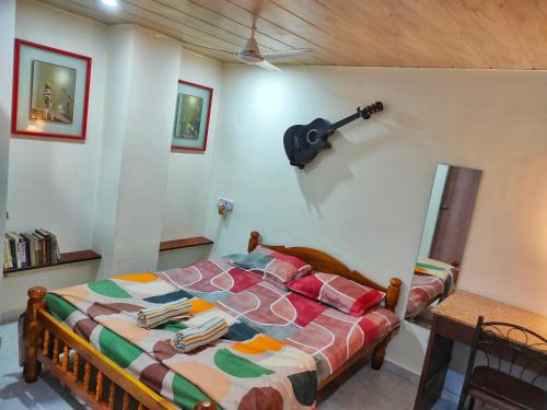 Juhu House | Ebony Room - Comfortable Suite