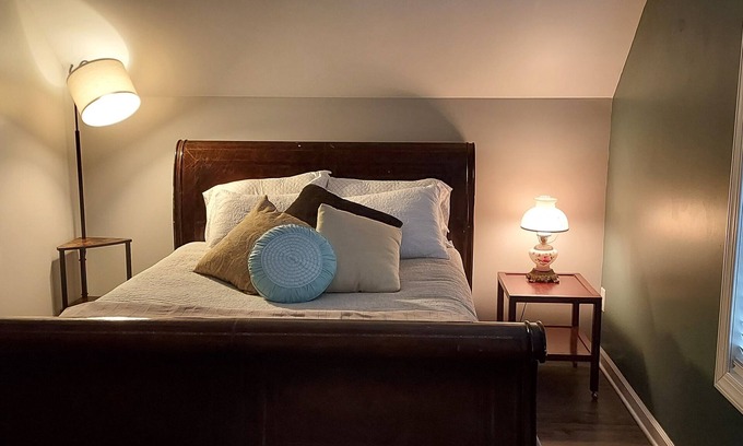 Woods Cross Roads Apartment | Eclectic Apartment- 2-4 friends- Family centered. Safe Neighborhood