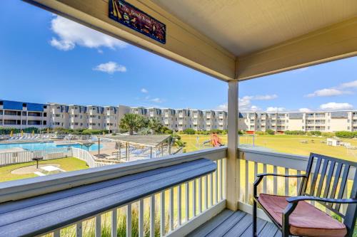Morehead City Apartment | Eclectic Atlantic Beach Condo with Amenity Access!