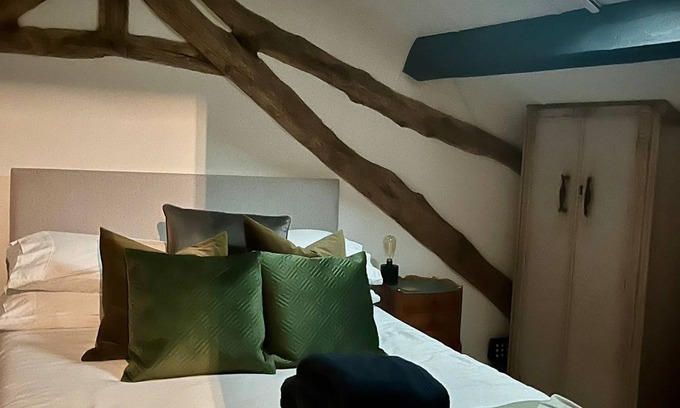 Floressas House | Eclectic couples escape in the country with hot tub, vineyards. Pet Friendly!