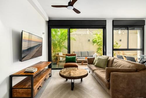 Tel Aviv City Center Apartment | Eclectic Vision by TLV2RENT