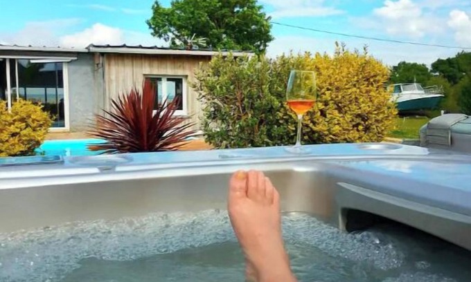 Saint-Yzans-de-Medoc House | Eco lodge on the estuary pool and spa