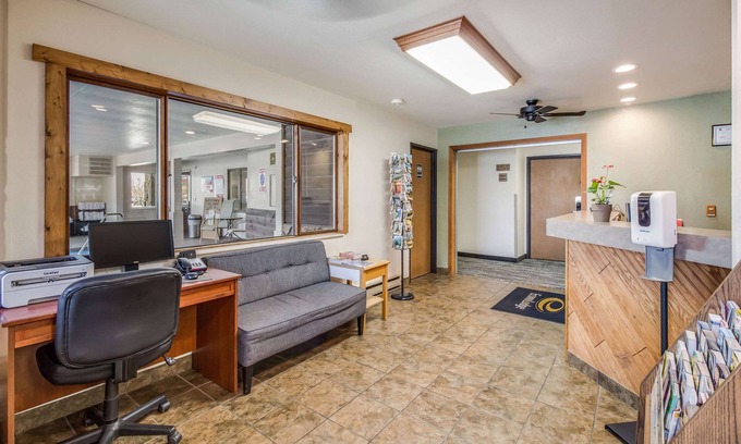 Custer Hotel | Econo Lodge Custer