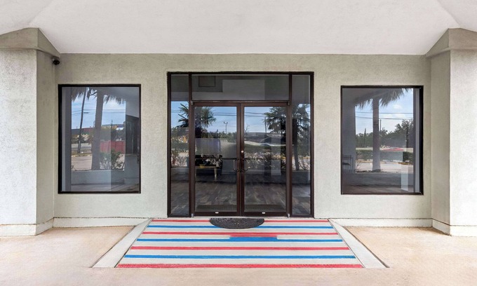 Channelview Hotel | Econo Lodge Inn & Suites