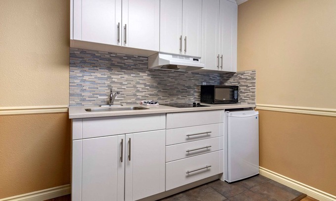 Central Okanagan Hotel | Econo Lodge Inn & Suites