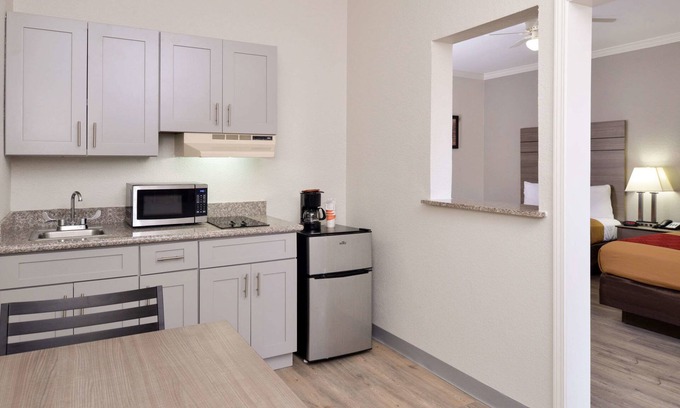 Lakeview  Jefferson County Hotel | Econo Lodge Inn & Suites Port Arthur near Sabine Pass