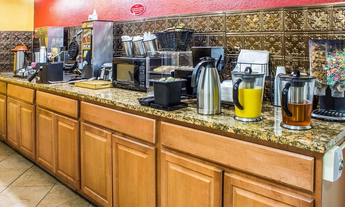 Walnut Hotel | Econo Lodge Inn & Suites Walnut