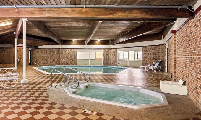 Manistee Hotel | Econo Lodge Manistee