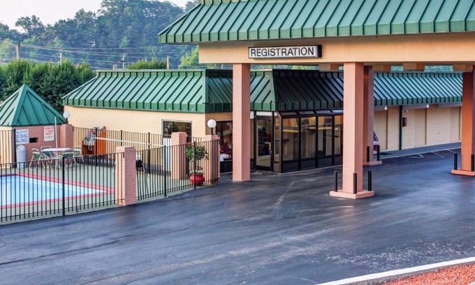 Rocky Top Cabin | Econo Lodge Rocky Top
