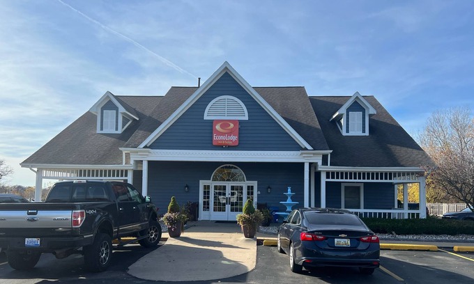 Grand Rapids Hotel | Econo Lodge & Suites Grand Rapids Airport